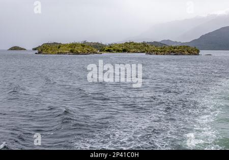 Parco Nazionale di Kawesqar visto da un traghetto che naviga attraverso i fiordi del Cile meridionale Foto Stock