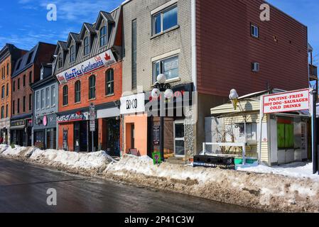 Ottawa, Canada - 5 marzo 2023: York Street nel mercato Byward con segnali di avvertimento di nessun parcheggio dopo la mezzanotte per consentire la rimozione delle rive della neve su Foto Stock