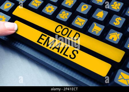 Visualizzazione concettuale delle e-mail a freddo. Parola per e-mail non richieste inviate a un destinatario senza contatto preventivo Foto Stock
