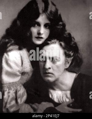 1926 , USA : l'attrice muta MARY ASTOR ( 1906 - 1987 ) con JOHN BARRYMORE ( 1882 - 1942 ) a DON JUAN ( Don Giovanni ) di Alan Crosland , Dal poema di Lord Byron - CINEMA MUTO - FILM - ritratto - ritratto - innamorati - amanti - abbraccio - abbraccio ---- Archivio GBB Foto Stock