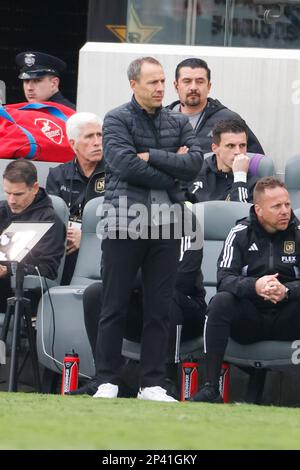 Los Angeles, Stati Uniti. 04th Mar, 2023. John Thorrington, allenatore capo del Los Angeles FC, guarda durante una partita di calcio MLS contro i Portland Timbers al BMO Stadium di Los Angeles. Credit: SOPA Images Limited/Alamy Live News Foto Stock