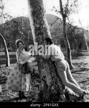 1926 , USA : l'attrice del film muto LILLIAN GISH ( 1893 - 1993 ) con JOHN GILBERT a LA BOHEME di King Vidor , Dal romanzo di Henri Murger - CINEMA MUTO - FILM - innamorati - amanti - amati - ritratto - ritratto - pianta - alberato - cappello - duo - coppia - scena d'amore ---- Archivio GBB Foto Stock