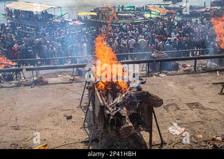 Varanasi, Uttarprades, India. 4th Mar, 2023. La gente del Kashi si riunisce al ghat di Manikarnika per celebrare la Chita Bhasma Holi. E' un'occasione molto propizia per tutti gli Agoris, i saggi e i Nagas. Secondo la fede della nostra Scrittura vedica, i fantasmi, i fantasmi e tutti i devoti di Lord Shiva si riuniscono sul ghat di Manikarnika per celebrare Masan Holi con la loro divinità Shiva. (Credit Image: © Sudip Chanda/Pacific Press via ZUMA Press Wire) SOLO PER USO EDITORIALE! Non per USO commerciale! Foto Stock