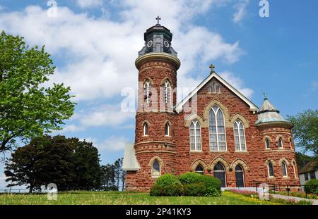 Completato nel 1902, il punto di riferimento St. La chiesa cattolica romana di Maria è stata progettata dall'architetto William Critchlow Harris a Souris, l'isola del Principe Edoardo. Foto Stock