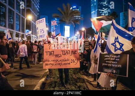 Tel Aviv, Israele. 04th Mar, 2023. I manifestanti hanno dei segnali che esprimono le loro opinioni durante la manifestazione. Oltre 200.000 persone hanno protestato a Tel Aviv contro il governo di estrema destra di Netanyahu e la sua controversa riforma legale. Credit: SOPA Images Limited/Alamy Live News Foto Stock