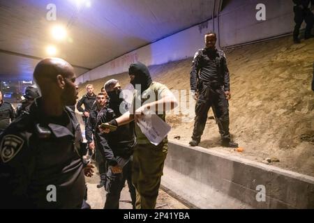 Tel Aviv, Israele. 04th Mar, 2023. Un poliziotto israeliano mascherato respinge un protettore dell'esercito della riserva mascherato che stava tenendo un segno che recita îProtecting il popolo, non il dittatore' durante la manifestazione. Oltre 200.000 persone hanno protestato a Tel Aviv contro il governo di estrema destra di Netanyahu e la sua controversa riforma legale. Credit: SOPA Images Limited/Alamy Live News Foto Stock