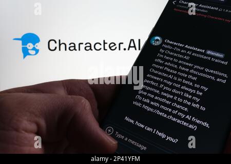 Esempio di chatbot ai del personaggio visualizzato sullo schermo dello smartphone. Carattere sfocato.ai logo sullo sfondo. Stafford, Regno Unito, 5 marzo 2023 Foto Stock