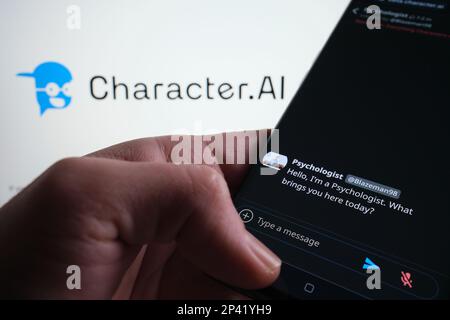 Esempio di chatbot ai del personaggio visualizzato sullo schermo dello smartphone. Carattere sfocato.ai logo sullo sfondo. Stafford, Regno Unito, 5 marzo 2023 Foto Stock