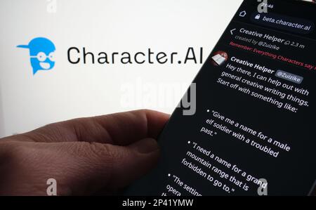 Esempio di chatbot ai del personaggio visualizzato sullo schermo dello smartphone. Carattere sfocato.ai logo sullo sfondo. Stafford, Regno Unito, 5 marzo 2023 Foto Stock