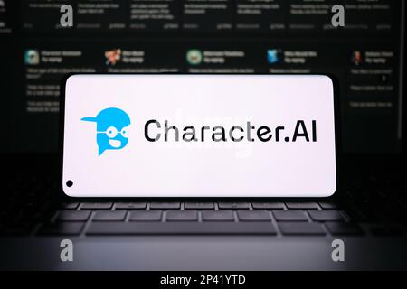 Logotipo di carattere ai visualizzato sullo schermo dello smartphone. Sito Web di character.ai sfocato sullo sfondo. Stafford, Regno Unito, 5 marzo 2023 Foto Stock