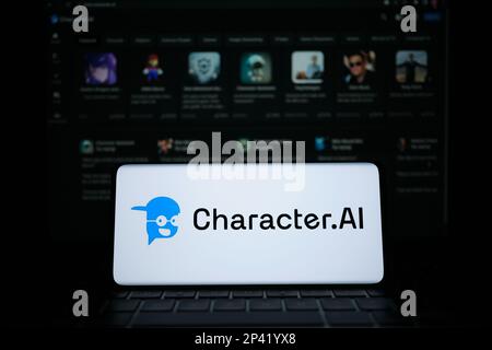 Logotipo di carattere ai visualizzato sullo schermo dello smartphone. Sito Web di character.ai sfocato sullo sfondo. Stafford, Regno Unito, 5 marzo 2023 Foto Stock