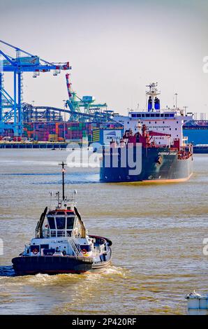 Hermes, un rimorchiatore di Rotortug di proprietà di Seabulk Towing, si avvicina petroliera Overseas Cascade vicino al Porto di Mobile, 4 marzo 2023, a Mobile, Alabama. Foto Stock