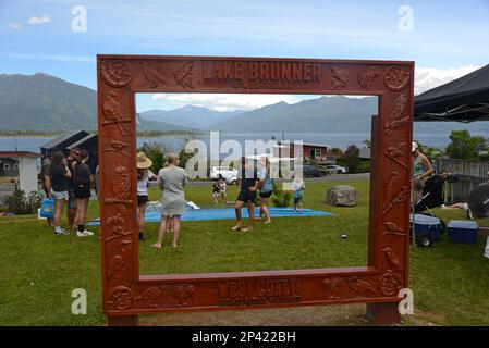 MOANA, NUOVA ZELANDA, 5 GENNAIO 2023: Le famiglie si riuniscono per un po' di divertimento sull'scivolo in una giornata di mercato locale a Moana, West Coast, Nuova Zelanda Foto Stock