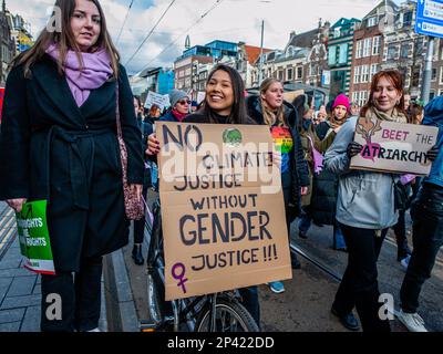 Amsterdam, Paesi Bassi. 05th Mar, 2023. I manifestanti sono in possesso di cartelli che esprimono la loro opinione durante la manifestazione. Nel fine settimana che ha portato alla Giornata internazionale della donna, la 'marcia femminista', ha organizzato una marcia chiedendo un movimento ancora più inclusivo in cui migliaia di persone si sono riunite in Piazza Dam nel centro della città per far sentire un suono collettivo. Credit: SOPA Images Limited/Alamy Live News Foto Stock