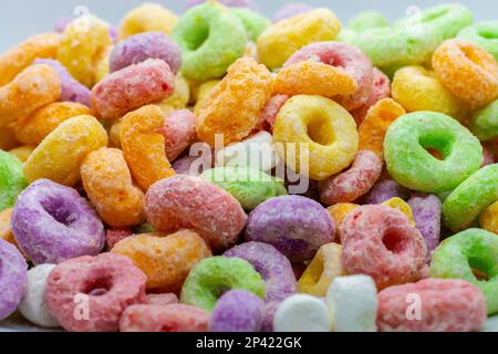 gruppo di cereali colorati in un piatto, su sfondo bianco Foto Stock