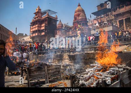 Varanasi, Uttarprades, India. 4th Mar, 2023. La gente del Kashi si riunisce al ghat di Manikarnika per celebrare la Chita Bhasma Holi. E' un'occasione molto propizia per tutti gli Agoris, i saggi e i Nagas. Secondo la fede della nostra Scrittura vedica, i fantasmi, i fantasmi e tutti i devoti di Lord Shiva si riuniscono sul ghat di Manikarnika per celebrare Masan Holi con la loro divinità Shiva. (Credit Image: © Sudip Chanda/Pacific Press via ZUMA Press Wire) SOLO PER USO EDITORIALE! Non per USO commerciale! Foto Stock
