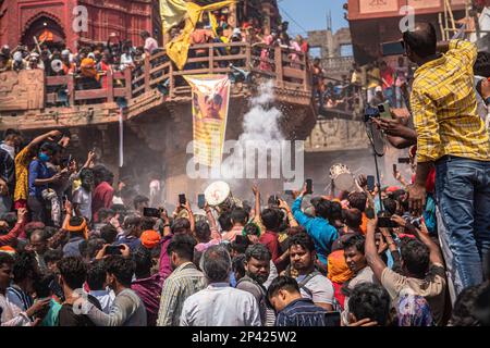 Varanasi, Uttarprades, India. 4th Mar, 2023. La gente del Kashi si riunisce al ghat di Manikarnika per celebrare la Chita Bhasma Holi. E' un'occasione molto propizia per tutti gli Agoris, i saggi e i Nagas. Secondo la fede della nostra Scrittura vedica, i fantasmi, i fantasmi e tutti i devoti di Lord Shiva si riuniscono sul ghat di Manikarnika per celebrare Masan Holi con la loro divinità Shiva. (Credit Image: © Sudip Chanda/Pacific Press via ZUMA Press Wire) SOLO PER USO EDITORIALE! Non per USO commerciale! Foto Stock
