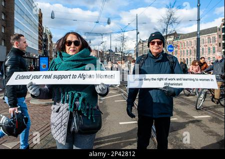 Amsterdam, Paesi Bassi. 05th Mar, 2023. Durante la manifestazione, i manifestanti sono visti tenere cartelli a sostegno delle donne iraniane. Nel fine settimana che ha portato alla Giornata internazionale della donna, la 'marcia femminista', ha organizzato una marcia chiedendo un movimento ancora più inclusivo in cui migliaia di persone si sono riunite in Piazza Dam nel centro della città per far sentire un suono collettivo. (Foto di Ana Fernandez/SOPA Images/Sipa USA) Credit: Sipa USA/Alamy Live News Foto Stock