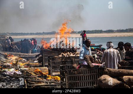 Varanasi, Uttarprades, India. 4th Mar, 2023. La gente del Kashi si riunisce al ghat di Manikarnika per celebrare la Chita Bhasma Holi. E' un'occasione molto propizia per tutti gli Agoris, i saggi e i Nagas. Secondo la fede della nostra Scrittura vedica, i fantasmi, i fantasmi e tutti i devoti di Lord Shiva si riuniscono sul ghat di Manikarnika per celebrare Masan Holi con la loro divinità Shiva. (Credit Image: © Sudip Chanda/Pacific Press via ZUMA Press Wire) SOLO PER USO EDITORIALE! Non per USO commerciale! Foto Stock