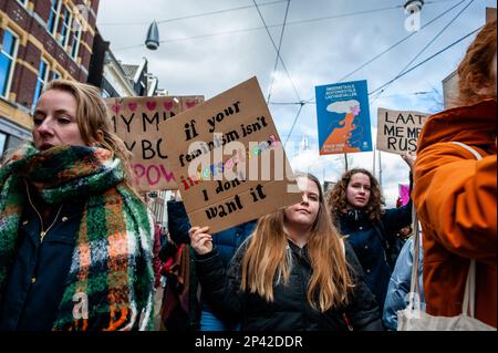 Amsterdam, Paesi Bassi. 05th Mar, 2023. I manifestanti sono in possesso di cartelli che esprimono la loro opinione durante la manifestazione. Nel fine settimana che ha portato alla Giornata internazionale della donna, la 'marcia femminista', ha organizzato una marcia chiedendo un movimento ancora più inclusivo in cui migliaia di persone si sono riunite in Piazza Dam nel centro della città per far sentire un suono collettivo. (Foto di Ana Fernandez/SOPA Images/Sipa USA) Credit: Sipa USA/Alamy Live News Foto Stock