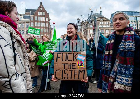 Amsterdam, Paesi Bassi. 05th Mar, 2023. (NOTA PER I REDATTORI: L'immagine contiene profanità)Un protester è visto tenere un cartello contro il sistema durante la dimostrazione nel fine settimana che conduce alla Giornata Internazionale della Donna, 'marcia femminista', Ha organizzato una marcia chiedendo un movimento ancora più inclusivo in cui migliaia di persone si sono radunate in Piazza Dam nel centro della città per far sentire un suono collettivo. (Foto di Ana Fernandez/SOPA Images/Sipa USA) Credit: Sipa USA/Alamy Live News Foto Stock