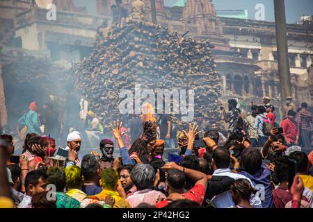 Varanasi, Uttarprades, India. 4th Mar, 2023. La gente del Kashi si riunisce al ghat di Manikarnika per celebrare la Chita Bhasma Holi. E' un'occasione molto propizia per tutti gli Agoris, i saggi e i Nagas. Secondo la fede della nostra Scrittura vedica, i fantasmi, i fantasmi e tutti i devoti di Lord Shiva si riuniscono sul ghat di Manikarnika per celebrare Masan Holi con la loro divinità Shiva. (Credit Image: © Sudip Chanda/Pacific Press via ZUMA Press Wire) SOLO PER USO EDITORIALE! Non per USO commerciale! Foto Stock