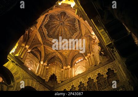 Córdoba.Andalusia. Spagna: Moschea Cattedrale. Particolare del soffitto del mihrab Foto Stock