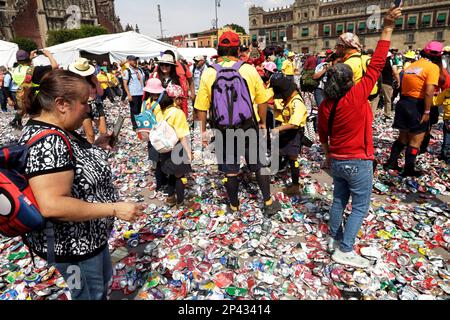 Città del Messico, Messico. 05th Mar, 2023. 5 marzo 2023, Città del Messico, Messico: Membri degli Scout del Messico durante la raccolta di più di un milione di lattine e la formazione del fleur de lis più grande del mondo allo Zocalo a Città del Messico, Messico. Il 5 marzo 2023 a Città del Messico (Foto di Luis Barron/Eyepix Group/Sipa USA). Credit: Sipa USA/Alamy Live News Foto Stock