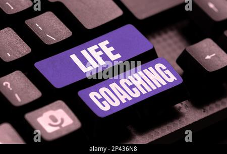 Segno che mostra Life Coaching. Le parole scritte su migliorare le vite dalle sfide ci incoraggiano nelle nostre carriere Foto Stock