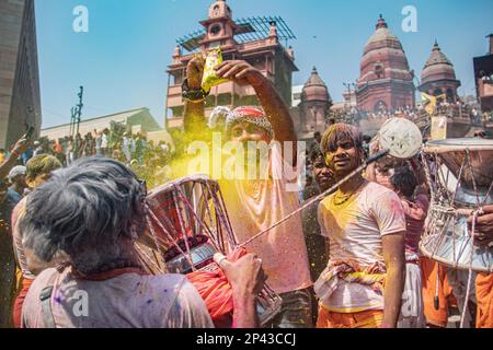 Varanasi, Uttarprades, India. 4th Mar, 2023. La gente del Kashi si riunisce al ghat di Manikarnika per celebrare la Chita Bhasma Holi. E' un'occasione molto propizia per tutti gli Agoris, i saggi e i Nagas. Secondo la fede della nostra Scrittura vedica, i fantasmi, i fantasmi e tutti i devoti di Lord Shiva si riuniscono sul ghat di Manikarnika per celebrare Masan Holi con la loro divinità Shiva. (Credit Image: © Sudip Chanda/Pacific Press via ZUMA Press Wire) SOLO PER USO EDITORIALE! Non per USO commerciale! Foto Stock
