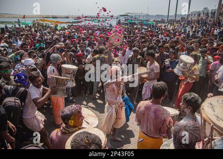 Varanasi, Uttarprades, India. 4th Mar, 2023. La gente del Kashi si riunisce al ghat di Manikarnika per celebrare la Chita Bhasma Holi. E' un'occasione molto propizia per tutti gli Agoris, i saggi e i Nagas. Secondo la fede della nostra Scrittura vedica, i fantasmi, i fantasmi e tutti i devoti di Lord Shiva si riuniscono sul ghat di Manikarnika per celebrare Masan Holi con la loro divinità Shiva. (Credit Image: © Sudip Chanda/Pacific Press via ZUMA Press Wire) SOLO PER USO EDITORIALE! Non per USO commerciale! Foto Stock