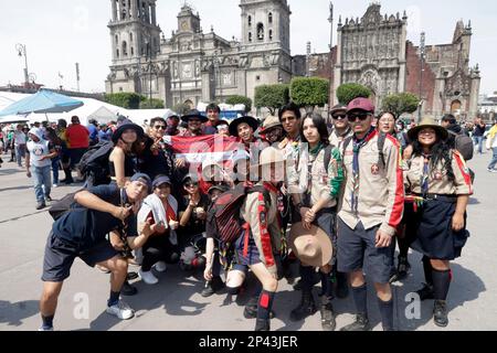 Città del Messico, Messico. 05th Mar, 2023. 5 marzo 2023, Città del Messico, Messico: Membri degli Scout del Messico durante la raccolta di più di un milione di lattine e la formazione del fleur de lis più grande del mondo allo Zocalo a Città del Messico, Messico. Il 5 marzo 2023 a Città del Messico (Foto di Luis Barron/Eyepix Group/Sipa USA). Credit: Sipa USA/Alamy Live News Foto Stock