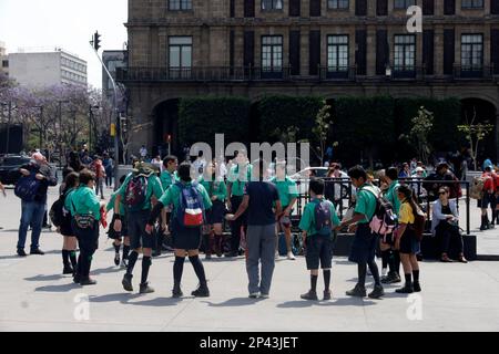 Città del Messico, Messico. 05th Mar, 2023. 5 marzo 2023, Città del Messico, Messico: Membri degli Scout del Messico durante la raccolta di più di un milione di lattine e la formazione del fleur de lis più grande del mondo allo Zocalo a Città del Messico, Messico. Il 5 marzo 2023 a Città del Messico (Foto di Luis Barron/Eyepix Group/Sipa USA). Credit: Sipa USA/Alamy Live News Foto Stock