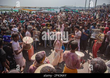 Varanasi, Uttarprades, India. 4th Mar, 2023. La gente del Kashi si riunisce al ghat di Manikarnika per celebrare la Chita Bhasma Holi. E' un'occasione molto propizia per tutti gli Agoris, i saggi e i Nagas. Secondo la fede della nostra Scrittura vedica, i fantasmi, i fantasmi e tutti i devoti di Lord Shiva si riuniscono sul ghat di Manikarnika per celebrare Masan Holi con la loro divinità Shiva. (Credit Image: © Sudip Chanda/Pacific Press via ZUMA Press Wire) SOLO PER USO EDITORIALE! Non per USO commerciale! Foto Stock