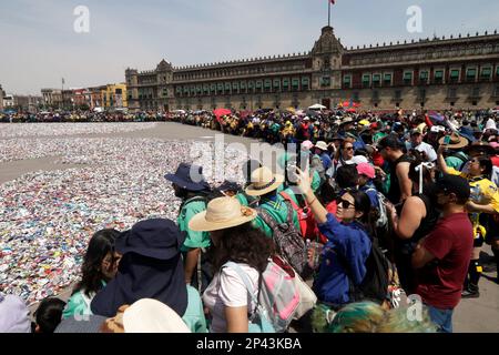 Città del Messico, Messico. 05th Mar, 2023. 5 marzo 2023, Città del Messico, Messico: Membri degli Scout del Messico durante la raccolta di più di un milione di lattine e la formazione del fleur de lis più grande del mondo allo Zocalo a Città del Messico, Messico. Il 5 marzo 2023 a Città del Messico (Foto di Luis Barron/Eyepix Group/Sipa USA). Credit: Sipa USA/Alamy Live News Foto Stock