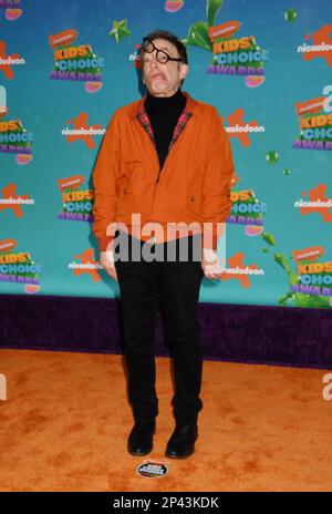 LOS ANGELES, CALIFORNIA - 04 MARZO: Tom Kenny partecipa ai Kids' Choice Awards 2023 di Nickelodeon al Microsoft Theater il 04 marzo 2023 a Los Angeles, California Foto Stock