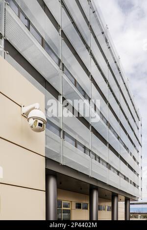 facciate dell'edificio degli uffici con grandi finestre, un portico al piano terra e telecamere di sorveglianza Foto Stock