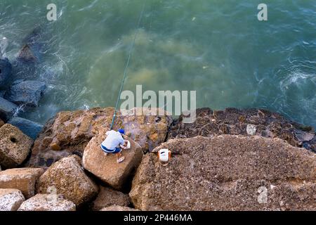 Pescatori sul levee, in campo del sur.Cádiz, Andalusia, Spagna Foto Stock