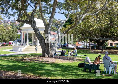 Balmoral Beach Reserve e bandstand rotunda in Hunter Park, 2023 giorno di cielo azzurro soleggiato, Sydney, NSW, Australia Foto Stock