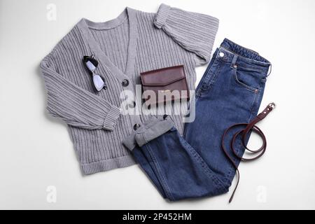Moda autunnale. Layout con vestito da donna su sfondo bianco, vista dall'alto Foto Stock
