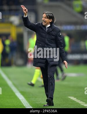 Milano, Italia. 5th Mar, 2023. Simone Inzaghi, allenatore capo dell'FC Inter, si accingia durante una partita di calcio tra l'FC Inter e Lecce a Milano il 5 marzo 2023. Credit: Str/Xinhua/Alamy Live News Foto Stock