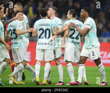 Milano, Italia. 5th Mar, 2023. Henrikh Mkhitaryan (2nd R) del FC Inter celebra il suo obiettivo con i suoi compagni di squadra durante una partita di calcio di Serie A tra il FC Inter e Lecce a Milano, il 5 marzo 2023. Credit: Str/Xinhua/Alamy Live News Foto Stock