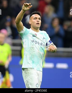 Milano, Italia. 5th Mar, 2023. Il Lautaro Martinez del FC Inter celebra il suo gol durante una partita di calcio di Serie A tra il FC Inter e Lecce a Milano il 5 marzo 2023. Credit: Str/Xinhua/Alamy Live News Foto Stock