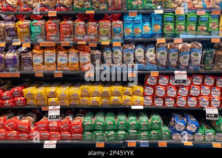 Petropolis, RJ, Brasile. 19 dicembre 2023. Scaffale del supermercato con varie marche di pane affettato sano, con le etichette di prezzo sotto di loro Foto Stock