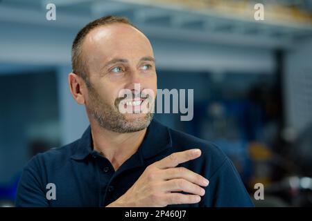 ritratto di un bell'uomo in una fabbrica Foto Stock