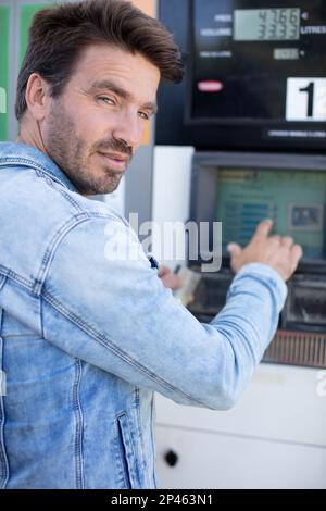 l'uomo paga il carburante con una carta di credito Foto Stock