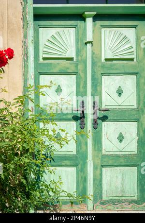 Vecchie porte in legno dipinte in due tonalità di verde in formato verticale Foto Stock