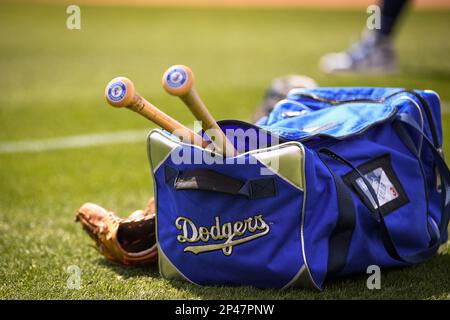 La borsa (3) dell'interbase dei Los Angeles Dodgers di Chris Taylor si trova lungo la linea del foul prima di una partita di baseball primaverile della MLB tra i Los Angeles Dodgers e i Chicago White Sox al Camelback Ranch, domenica 5 marzo 2023, a Phoenix, AZ. I Dodgers sconfissero i White Sox 8-4. (Thomas Fernandez / immagine dello sport) Foto Stock