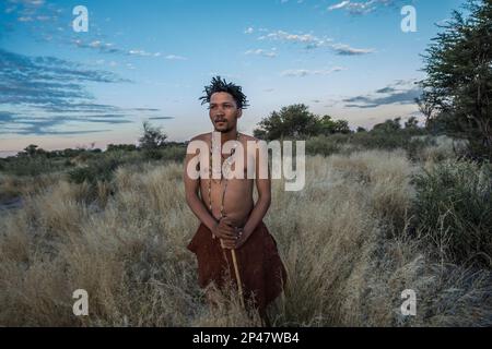 Africa, Botswana, deserto di Kalahari. Ritratto di un cacciatore-raccoglitore del popolo !Kung, parte della tribù San in Botswana. Foto Stock