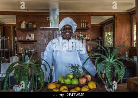 Africa, Botswana, deserto di Kalahari. Chef femminile in un Lodge in Botswana. Solo per uso editoriale. Foto Stock